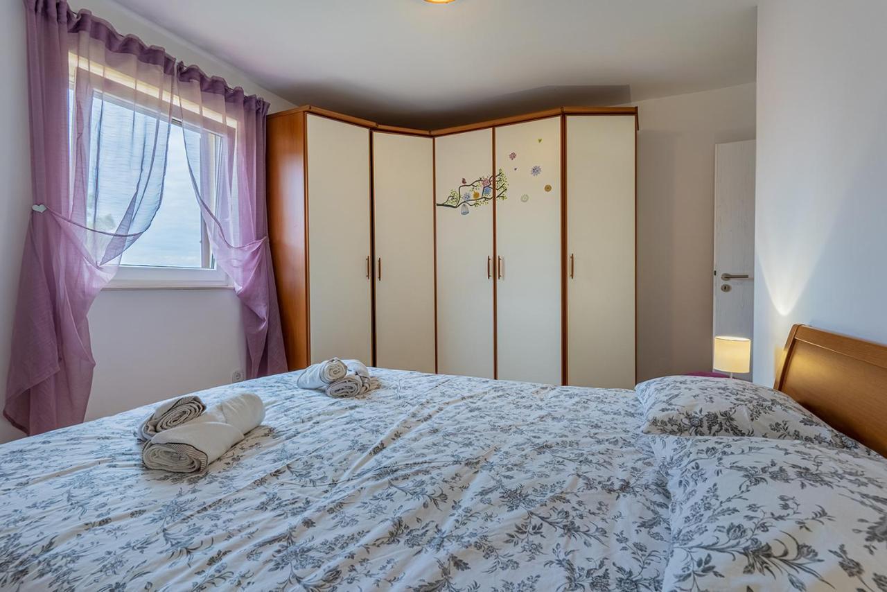 Apartmani Utmar Cres Exteriör bild